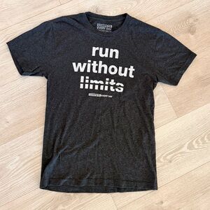 Gray-Black Graphic T-Shirt Run Without Limits Small